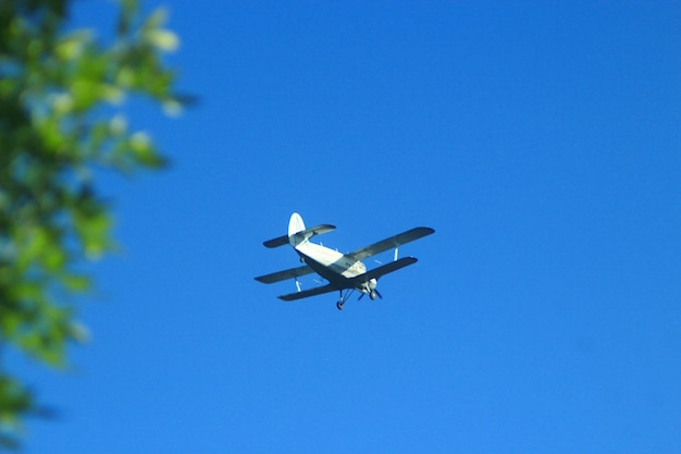 空を飛ぶ飛行機アントノフ An2