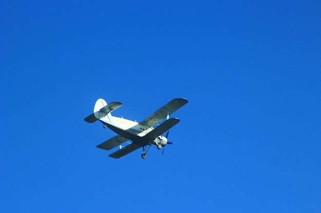 空を飛ぶ飛行機アントノフ An2