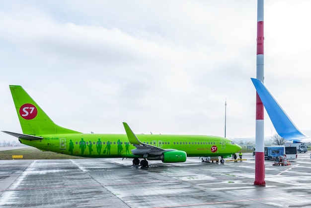 Aereo della compagnia siberia sull'aeroporto all'aeroporto turismo e viaggi mosca russia 10272021