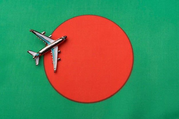 バングラデシュの旗の上の飛行機の旅の概念