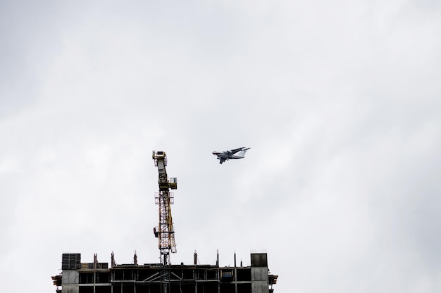 飛行機は街の上を飛ぶ