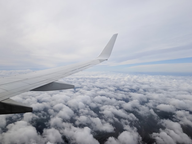 飛行機が積雲の雲の上を飛ぶ