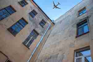 Photo plane flies over the houses of the city of st petersburg