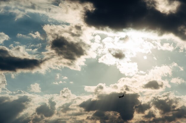 飛行機は太陽光線の下を飛ぶ。