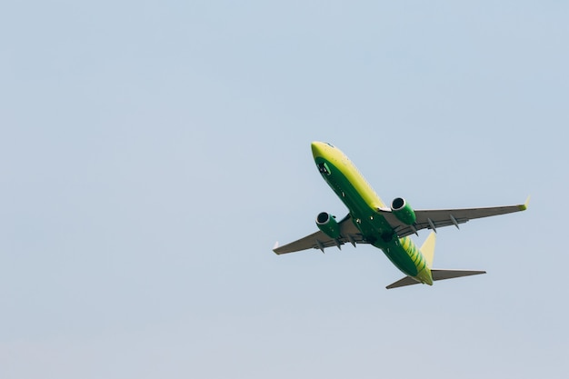 青い澄んだ空を飛ぶ飛行機