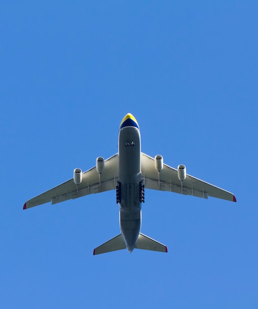 Photo plane flying in the blue sky