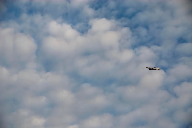 曇った空を飛んでいる飛行機