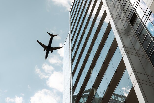 Photo plane flying over office building city life conference and financial center