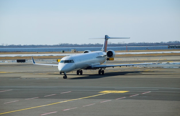 飛行機は飛行の準備をしています