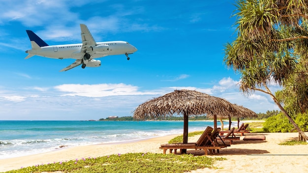 캐리비안 리조트 비행기에 착륙하는 비행기는 열대 바다 해변 위로 날아갑니다.