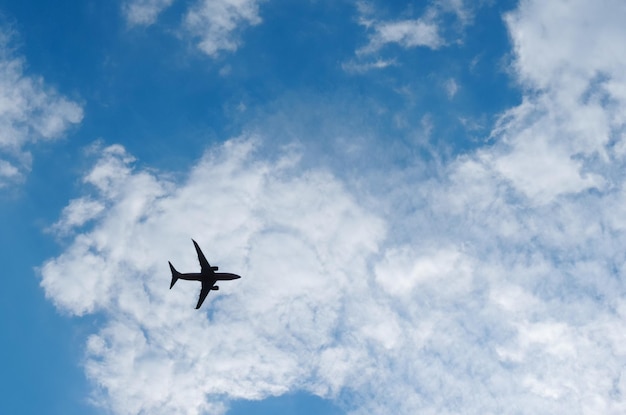 空を通り抜ける飛行機