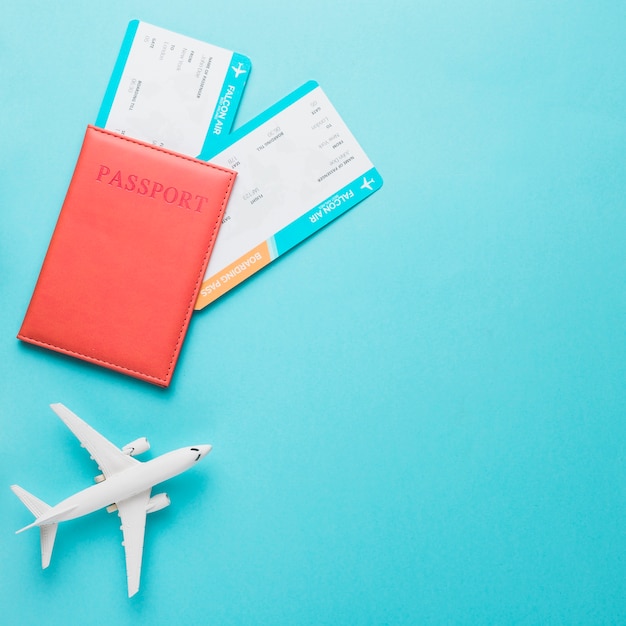 旅行用の飛行機のパスポートと搭乗券