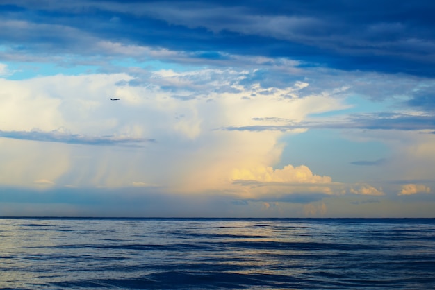 飛行機、海、雷雨