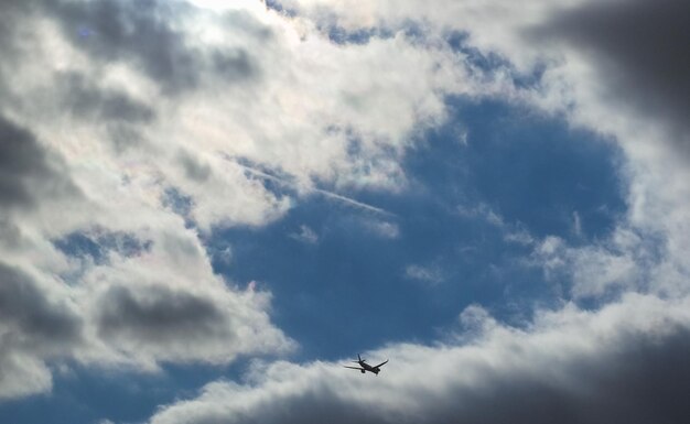 空の上の飛行機のシルエット