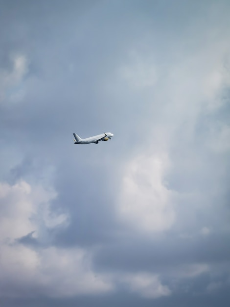 テキスト用のコピースペースがある空の飛行機