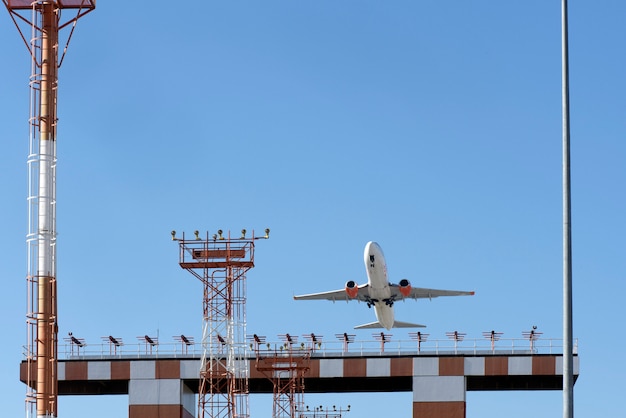 사진 도시 지역의 공항에서 이륙하는 비행기