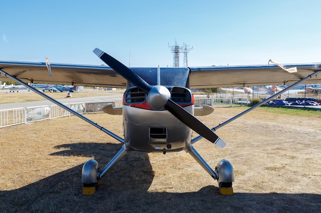 正面から見た飛行機 クラシック航空ヴィンテージ航空機コレクション展示