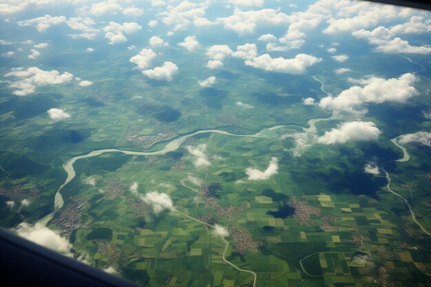 写真 雲がキスした緑の畑の飛行機の窓の視点の空中写真