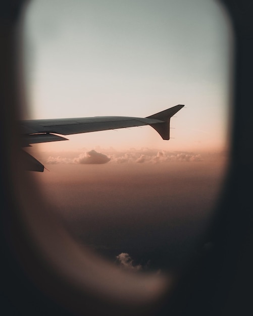 Foto un'ala dell'aereo è vista dal finestrino di un aereo.