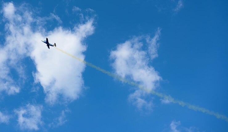 Photo 空にカラフルなトレイルの飛行機
