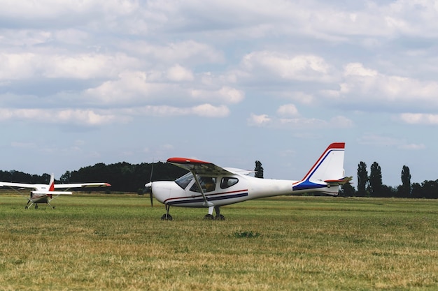 空中に入るのを待っている飛行場の飛行機