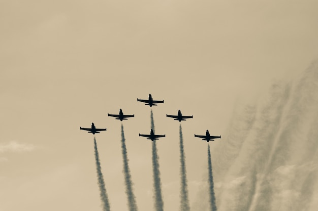 Фото Отряд самолетов, летящих в строю