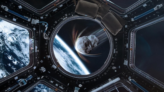 地球と大きな小惑星は宇宙船のポルトールで宇宙の外側の宇宙で地球の近くの石この画像の要素はNASAによって提供されています