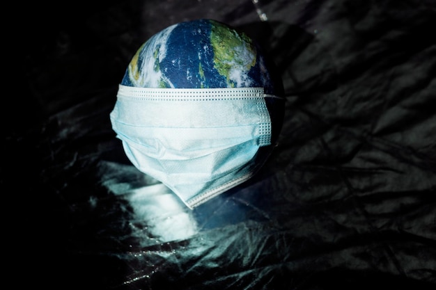 Foto pianeta terra con protezione della maschera facciale