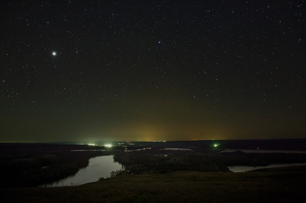 惑星木星と夜空の星