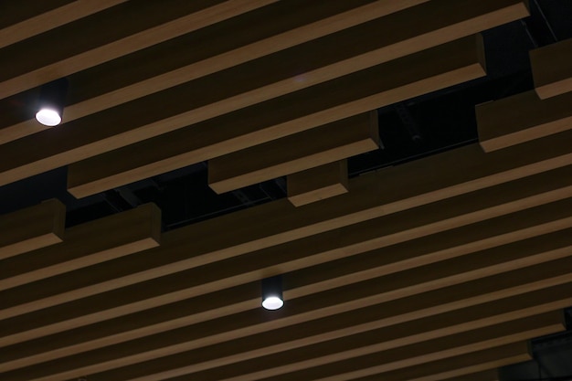 厚板の天井とミニマリストのランプ