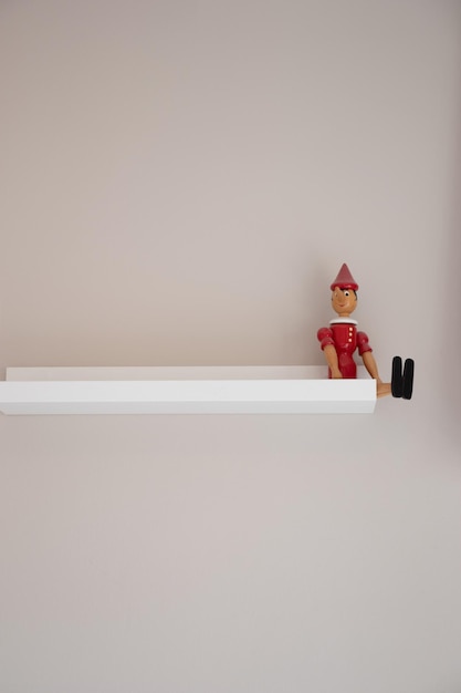 Plank met houten pinokkio pop met kopie ruimte