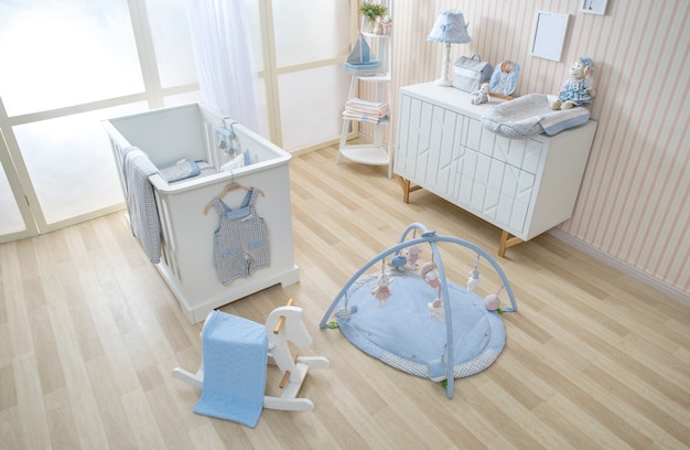 Planken met hanger in moderne babykamer