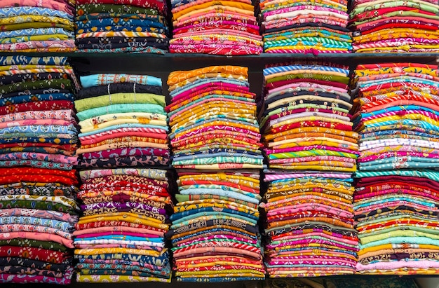 Planken met sari of sari en andere Indiase kleding in India