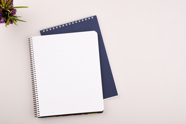 Planner op het grijze houten werktafel blanco wit papier op het bureau