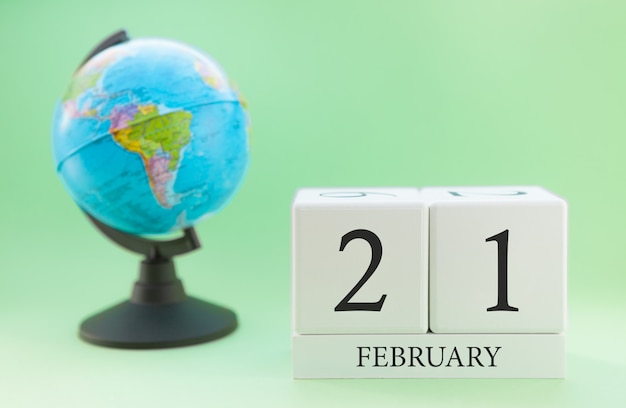 Фото Планировщик деревянный куб с числами, 21 день месяца февраля, зима
