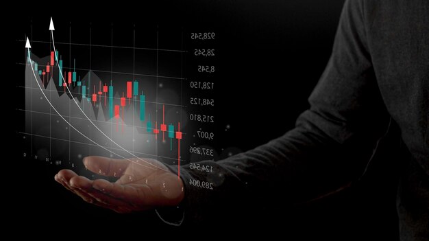 사진 계획 및 전략 주식 비즈니스 성장 진행 또는 성공 아이디어 사업가 또는 가상 화면에서 브라우닝 홀로그램 주식의 그래프를 보여주는 상인의 손