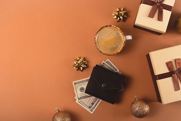 리본과 크리스마스 장식이있는 갈색 상자가있는 크리스마스 선물 쇼핑 예산 계획 평면도 평면 누워 복사 공간