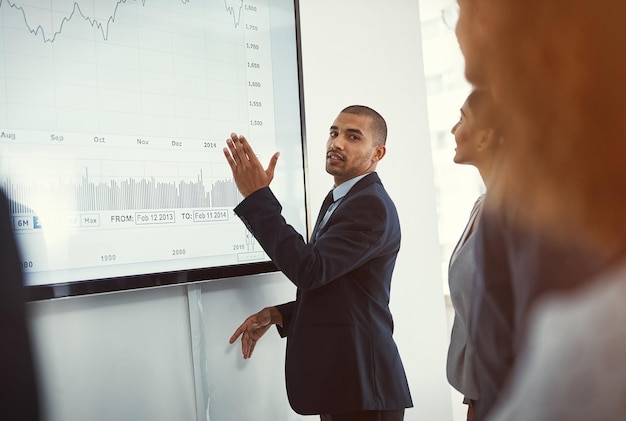 Foto pianificazione dei colleghi in una riunione di lavoro e formazione nella sala riunioni del posto di lavoro analisi dei dati o collaborazione strategica o lavoro di squadra e persone in un seminario per statistiche o revisione della crescita