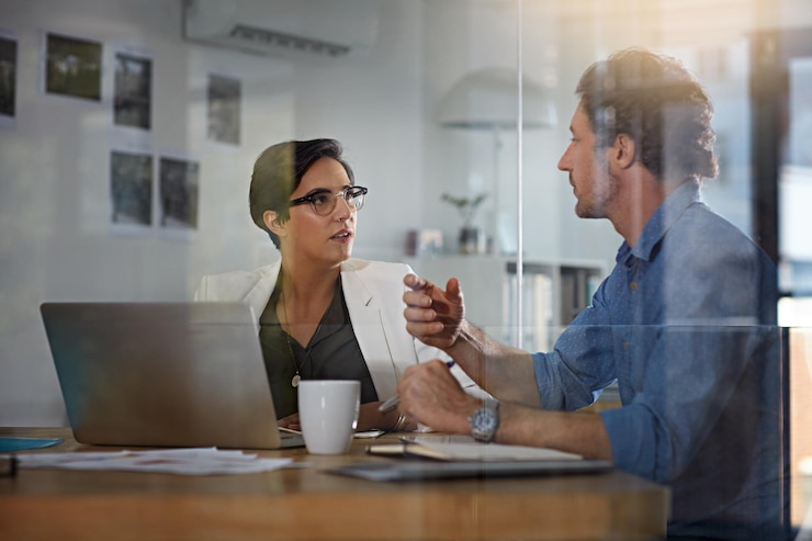 Foto planning en zakenmensen trainen in een vergadering voor een partnerschapsgesprek en brainstormen op een laptop teamwork webdesign en medewerkers praten over een plan voor een website op een pc