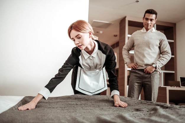 Foto pianificare lo stupro. cliente di un hotel con pensieri sporchi che pianifica lo stupro di una giovane cameriera magra