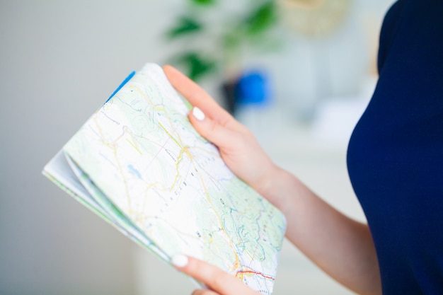 Foto pianificare la vacanza e l'imballaggio borsa da viaggio a casa o camera d'albergo