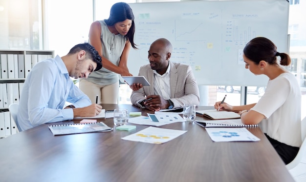 Planning van projectbeheer of tabletreview met zakenmensen in vergadering voor marketingstrategiedocumenten of onderzoek Mentoranalyse of teamwerk met leider die werkt aan gegevens over toekomstige groei