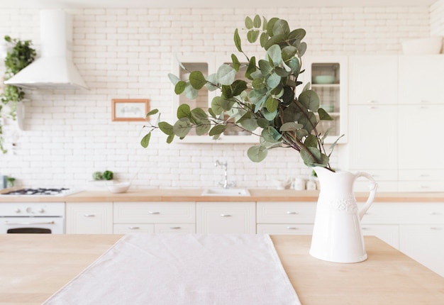 Foto pianta la decorazione sul ripiano del tavolo in cucina moderna luminosa