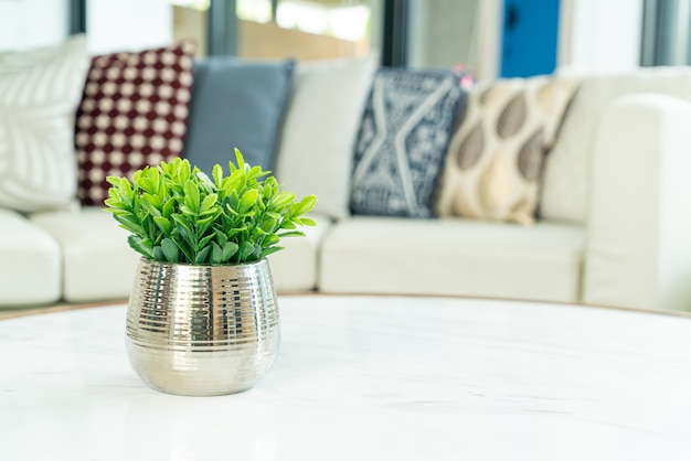 plant in vaasdecoratie op tafel in de woonkamer