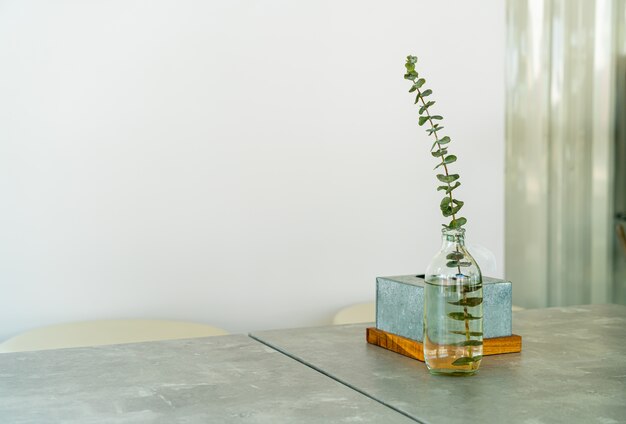 Plant in vaasdecoratie op tafel in de woonkamer