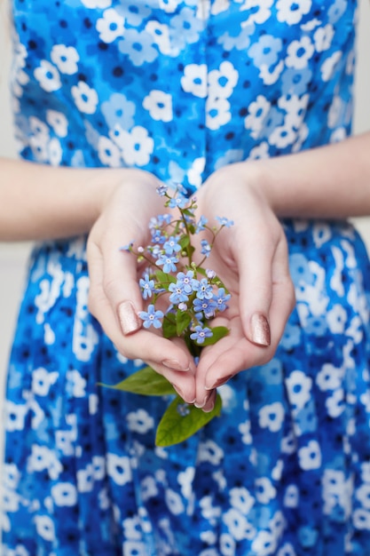 Plant met bloemen in meisjeshand. ecologie