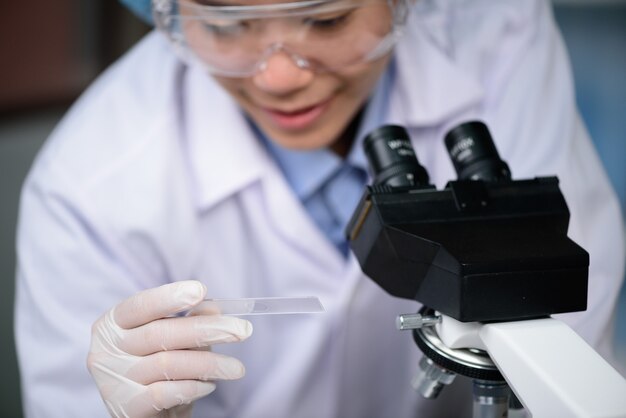 Foto plant onderzoeker werken in laboratorium