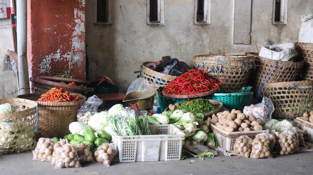 Plantaardig fruit op de plank in de vriezer in de gemakswinkel voor verkoop op de traditionele markt