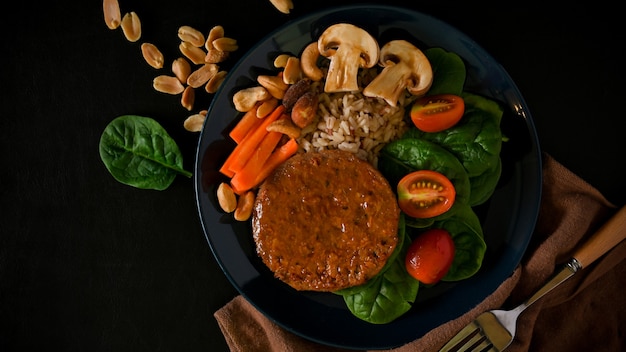 Plantaardig voedsel gegrilde veganistische eiwitvleeskotelet met bruine rijst en verse groenten