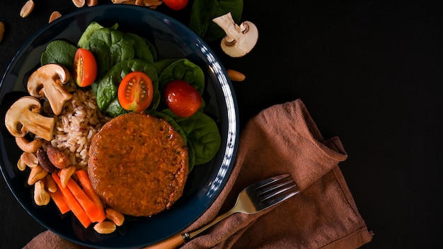 Plantaardig voedselconcept Bruine rijst met vegan eiwitburgervlees en verse groenten